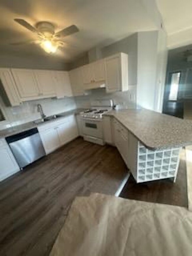 Building Photo - Large 3 bedroom 2 bathroom Condo with Cent...