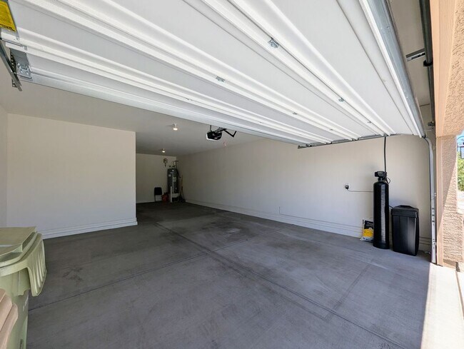 Building Photo - 6952 W Golden Ln