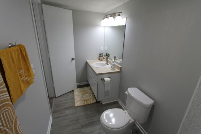 Building Photo - Large one bedroom with amazing vaulted ceilings and a balcony!  Check us out today!