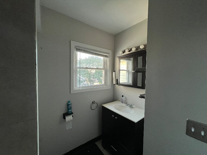 Building Photo - 360-362 Weeden St