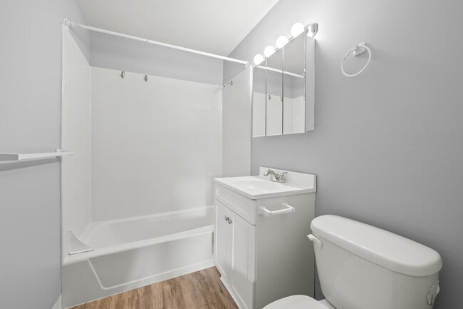 Building Photo - Pembrooke Court Apartments