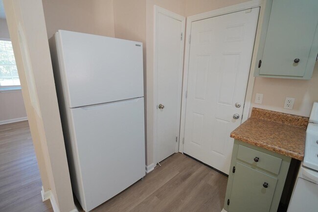 Building Photo - 1545 Pine View Dr
