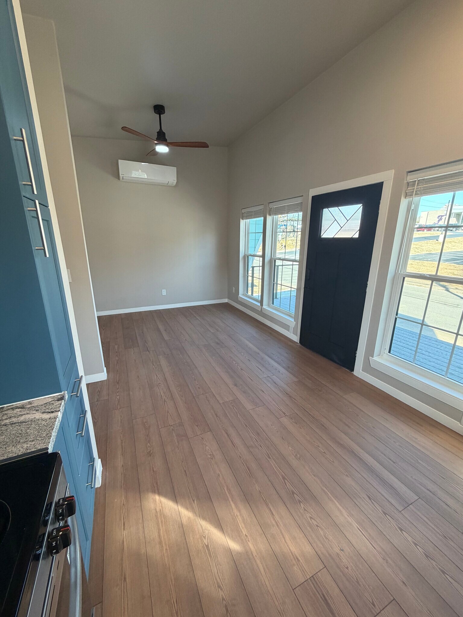 Building Photo - 833 W Stone St