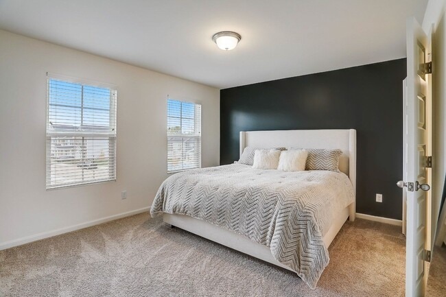 Building Photo - AVAILABLE June 15th. 3 BD 2 1/2 BATH NEW T...