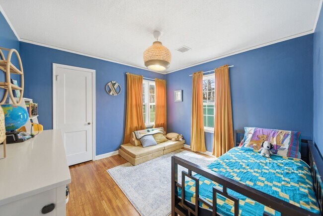 Building Photo - Charming Midtown bungalow just minutes from downtown!