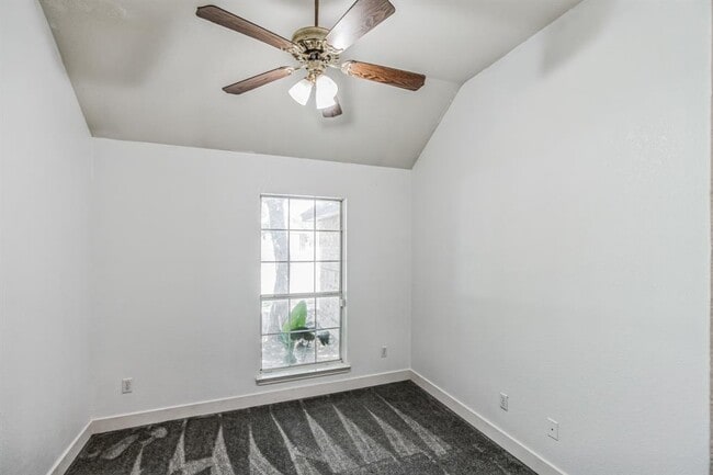 Building Photo - 409 Gina Dr