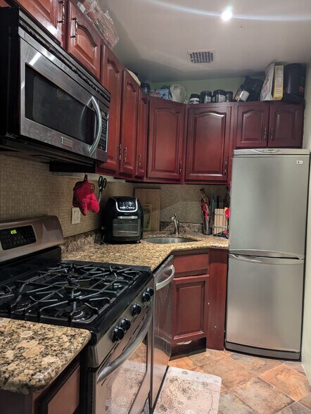 Primary Photo - 421 E 78th St