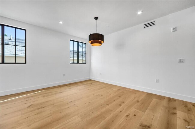 Building Photo - 10352 Riverside Dr