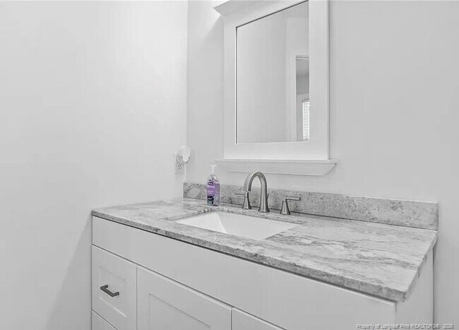 Building Photo - 150 Della Dr