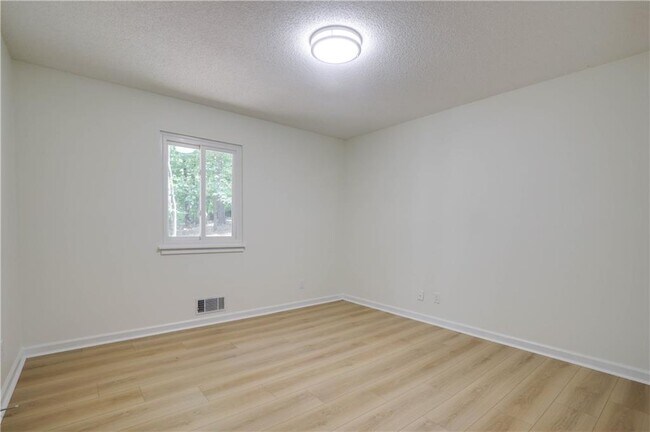 Building Photo - 765 Spring Valley Dr
