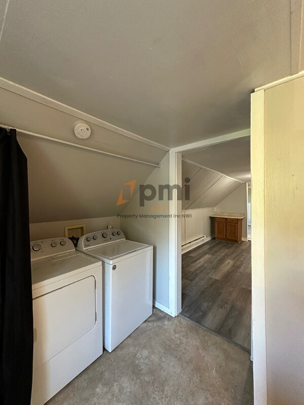 Building Photo - 2122 Elston St