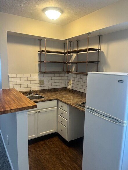 Interior Photo - 695 Riverview