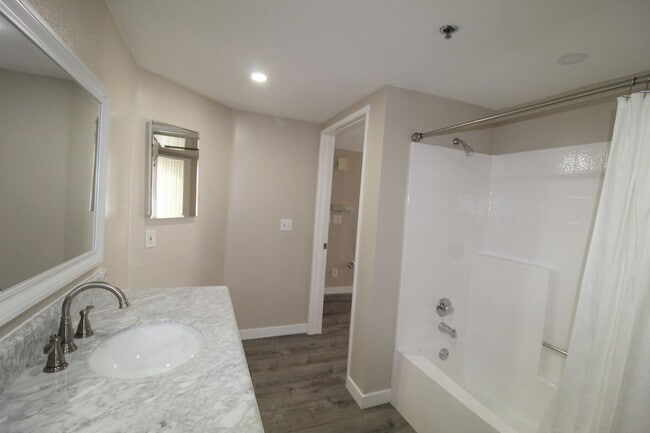 Building Photo - Remodeled Condo in Central Oxnard Gated Community!