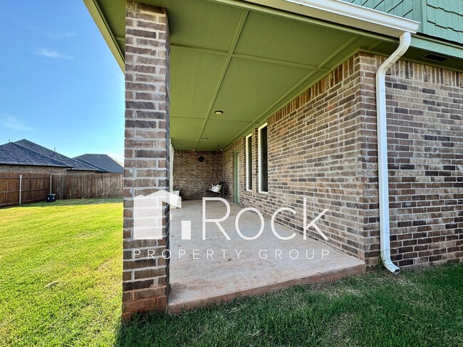 Building Photo - Spacious 3-Bedroom Home with Designer Kitc...
