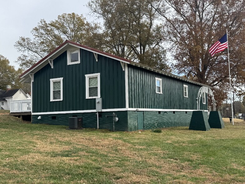 Building Photo - 630 Graham St