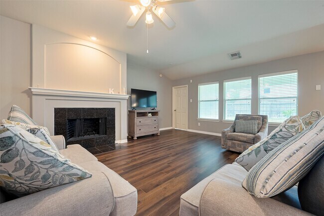 Building Photo - 1007 Casting Springs Way