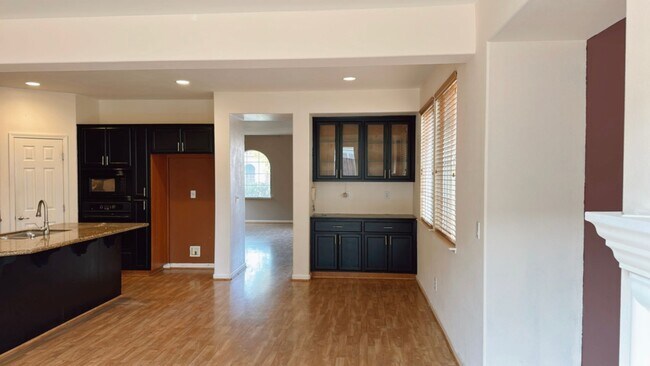 Building Photo - Full Bedroom and Bathroom Downstairs