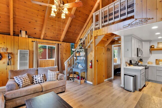 Building Photo - Remodeled 2 Bed / 1 Bath Near Bear Mountain & Golf Course
