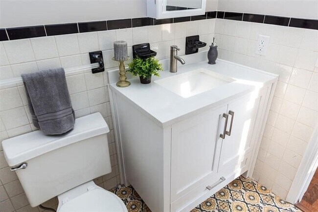 Building Photo - Rare Find... Detached Single Family Home in Purcell Park!