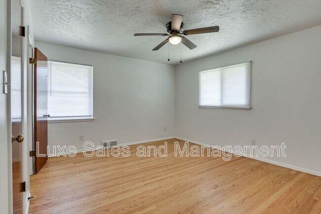 Building Photo - 3516 Mt Pleasant Dr