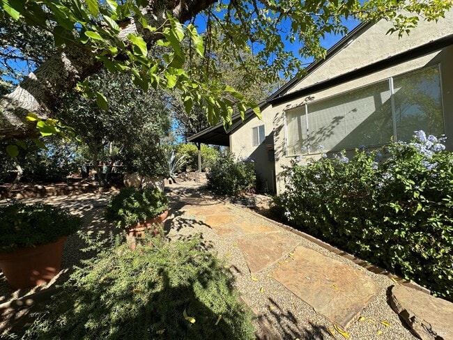 Building Photo - 926 Champion Ln