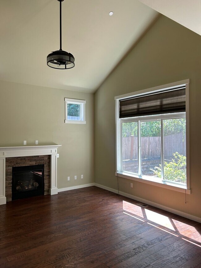 Building Photo - Newer Duvall 5 Bedroom 3 Bath Luxury Home