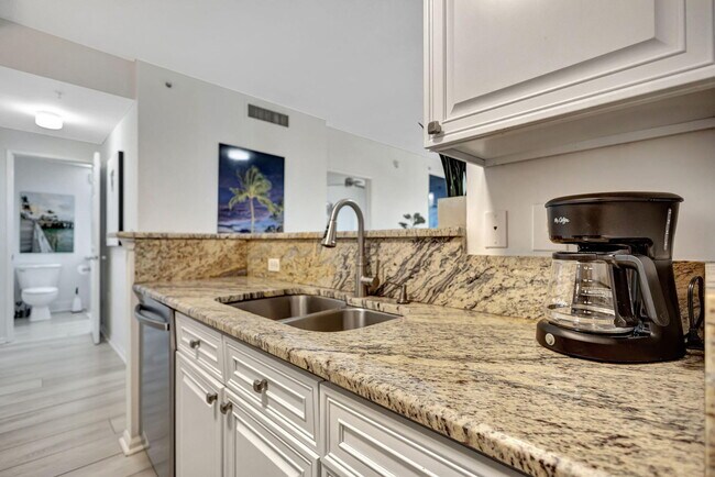 Building Photo - 630 S Sapodilla Ave