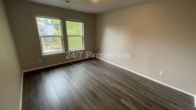 Building Photo - Inviting 3 BD | 2.5 BA Home w/ Massive Bac...