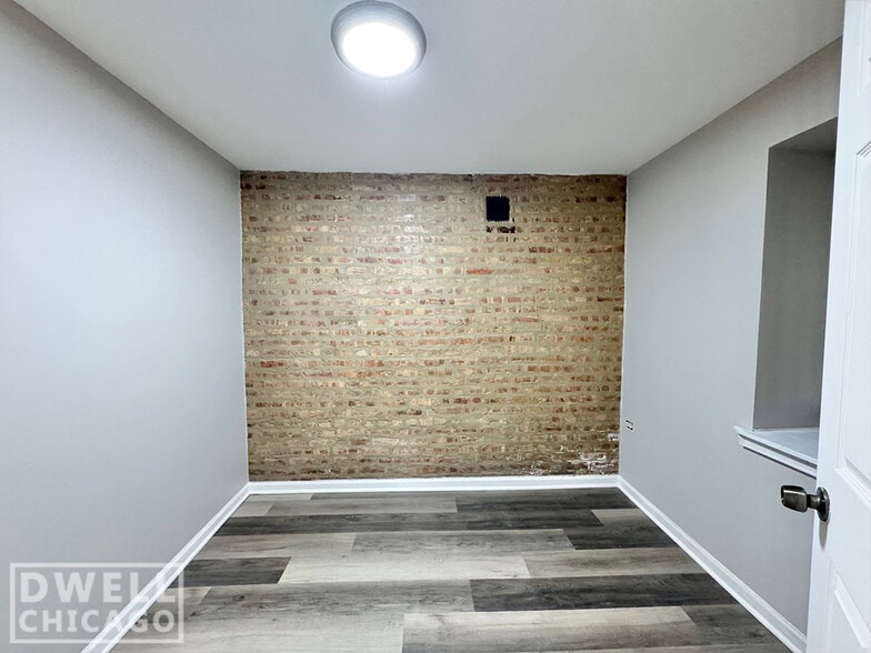 Building Photo - 2644 W Cermak Rd