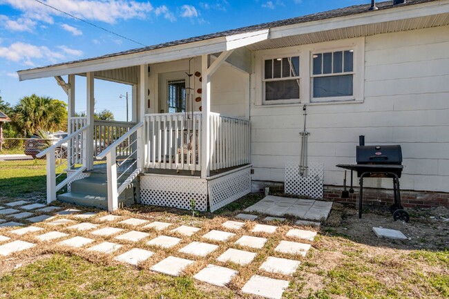 Building Photo - Cute Bungalow