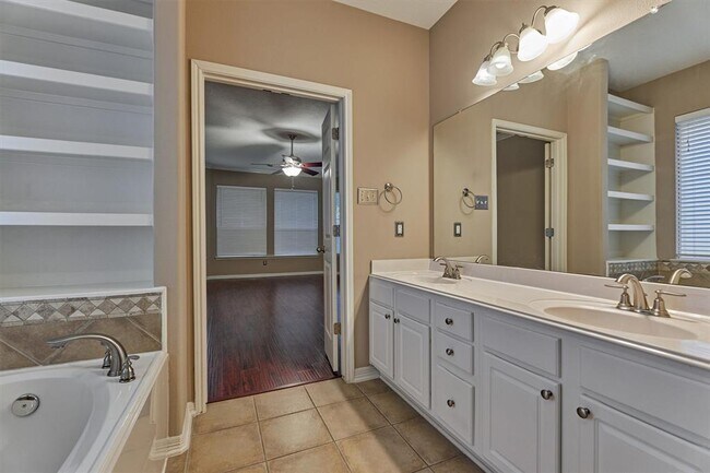 Building Photo - 8406 Oak Villa Ct