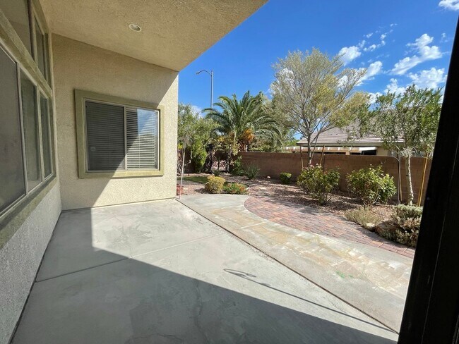 Building Photo - Beautiful Single Story Home in Gated Commu...