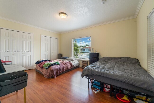 Building Photo - 6881 SW 27th St