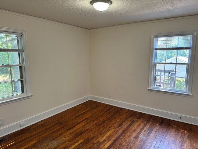 Building Photo - Charming Two Bedroom House in Enderly Park!