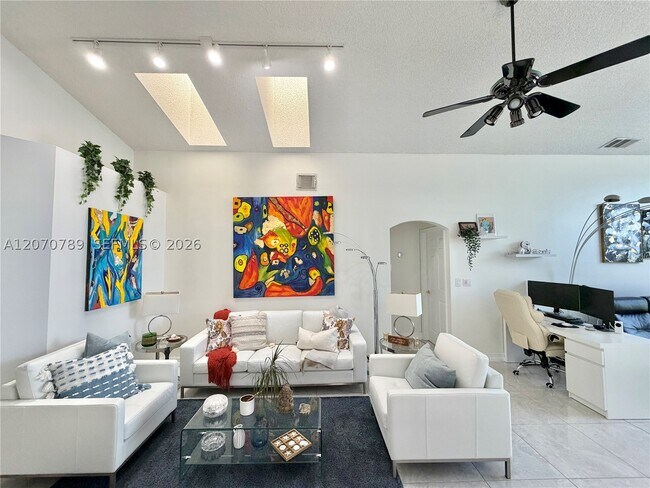 Building Photo - 415 NW 165th Ave
