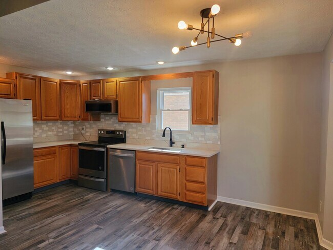 Building Photo - 470 Yale Dr