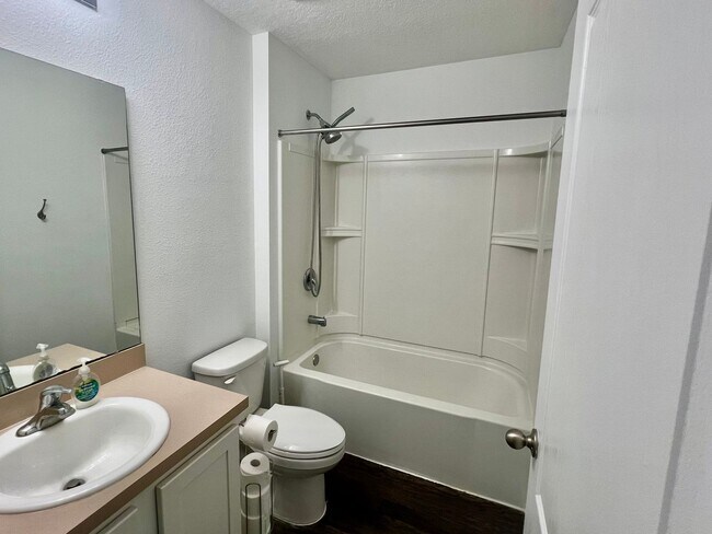 Building Photo - Beautiful 3 Bed, 2 Bath Rental Home – Mode...