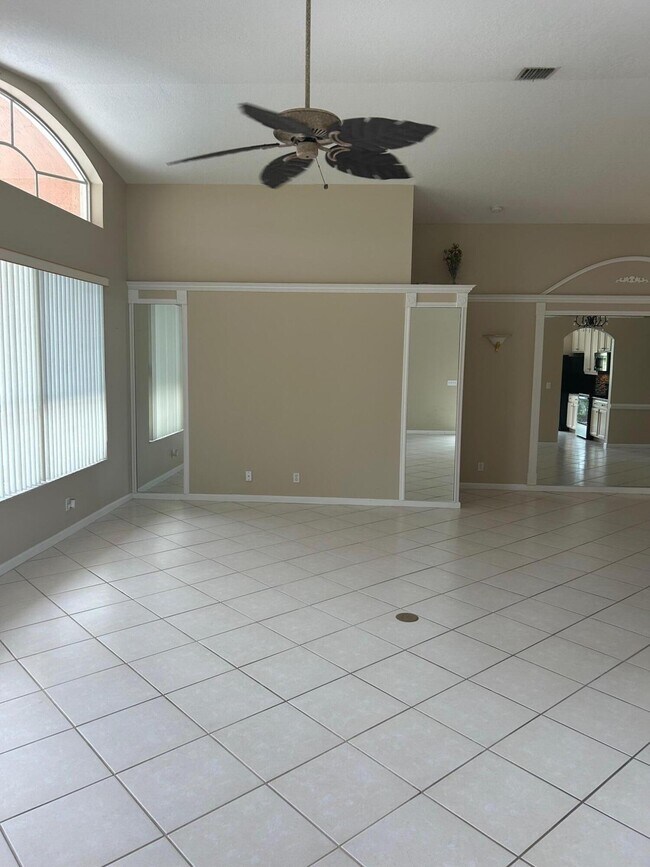 Building Photo - 987 NW Mossy Oak Way