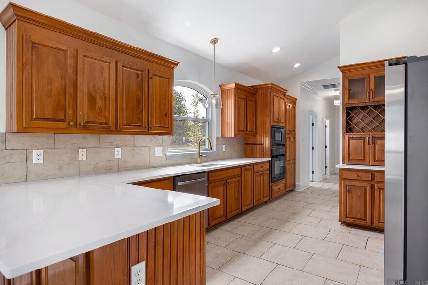 Building Photo - 10417 Oakline Dr