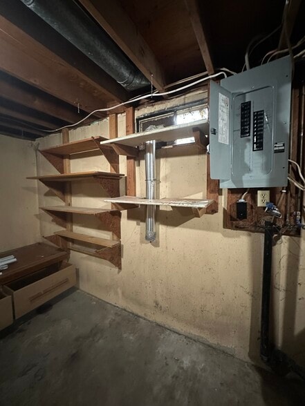 Laundry hook ups - 991 Deerfield Ct