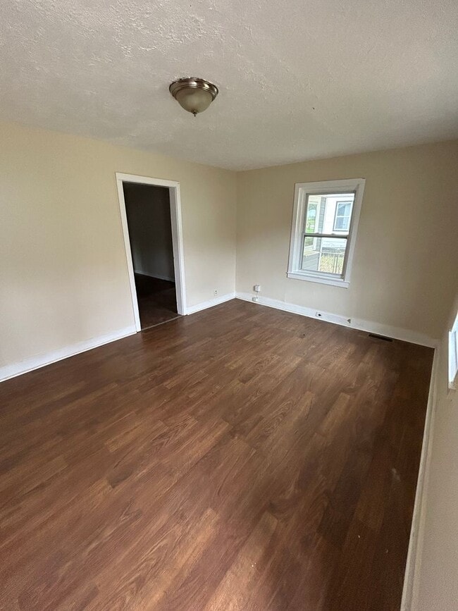 Building Photo - 102 White Ave