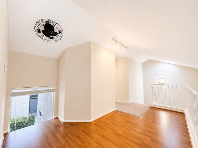 Building Photo - Beautiful 2 Bedroom Condo with fresh paint, flooring for Rent