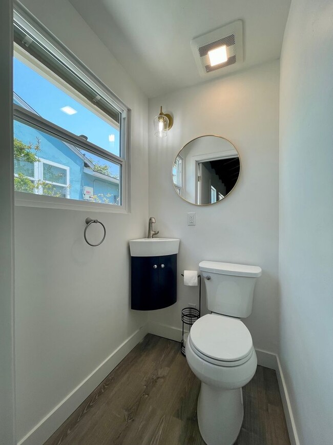 Building Photo - Fully Remodeled 4 Bedroom 2.5 Bathroom in ...