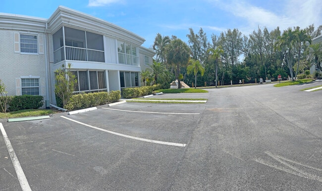 Building Photo - 6299 Bay Club Dr