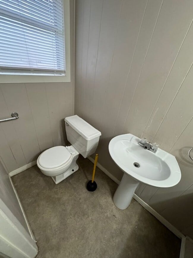 Building Photo - Mid April Move In