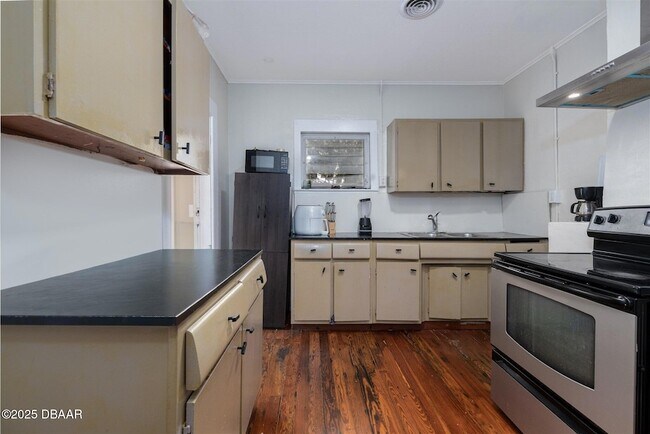 Building Photo - 121 Bellevue Ave