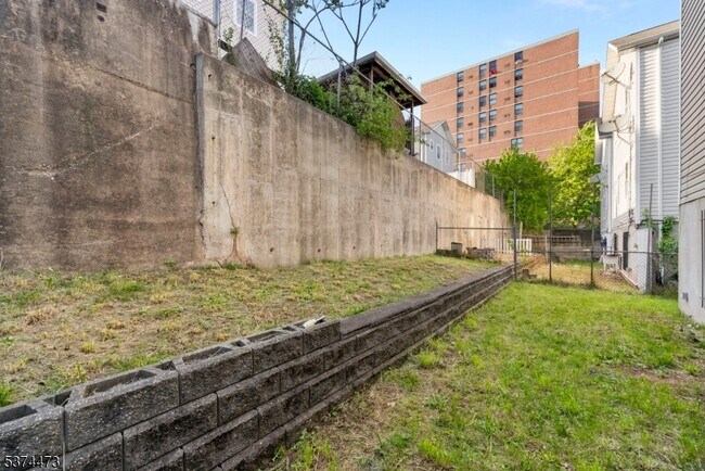 Building Photo - 277 Morris Ave