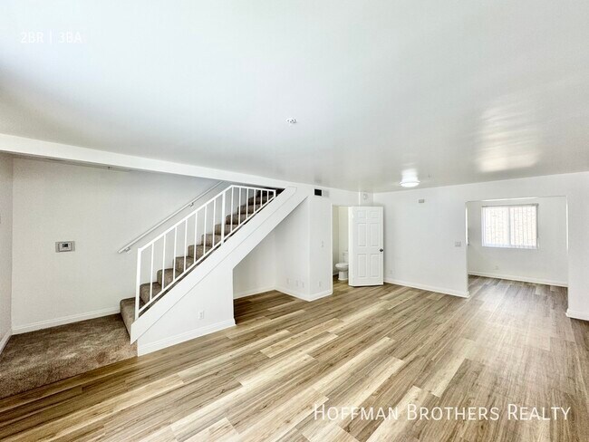 Primary Photo - 16033 Vanowen St