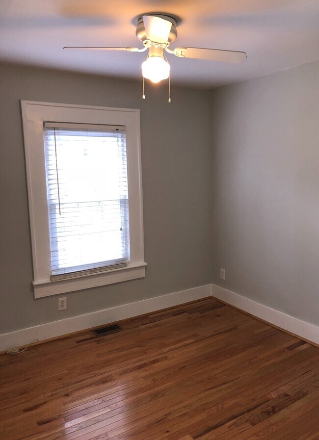 Building Photo - 3bd/2ba w/ Large Front Porch & Backyard in Grant Park!!