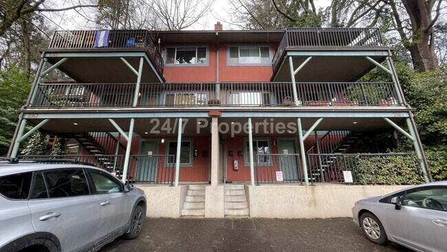 Building Photo - **$500 off** 2BD I 1BA + Parking - SW PDX